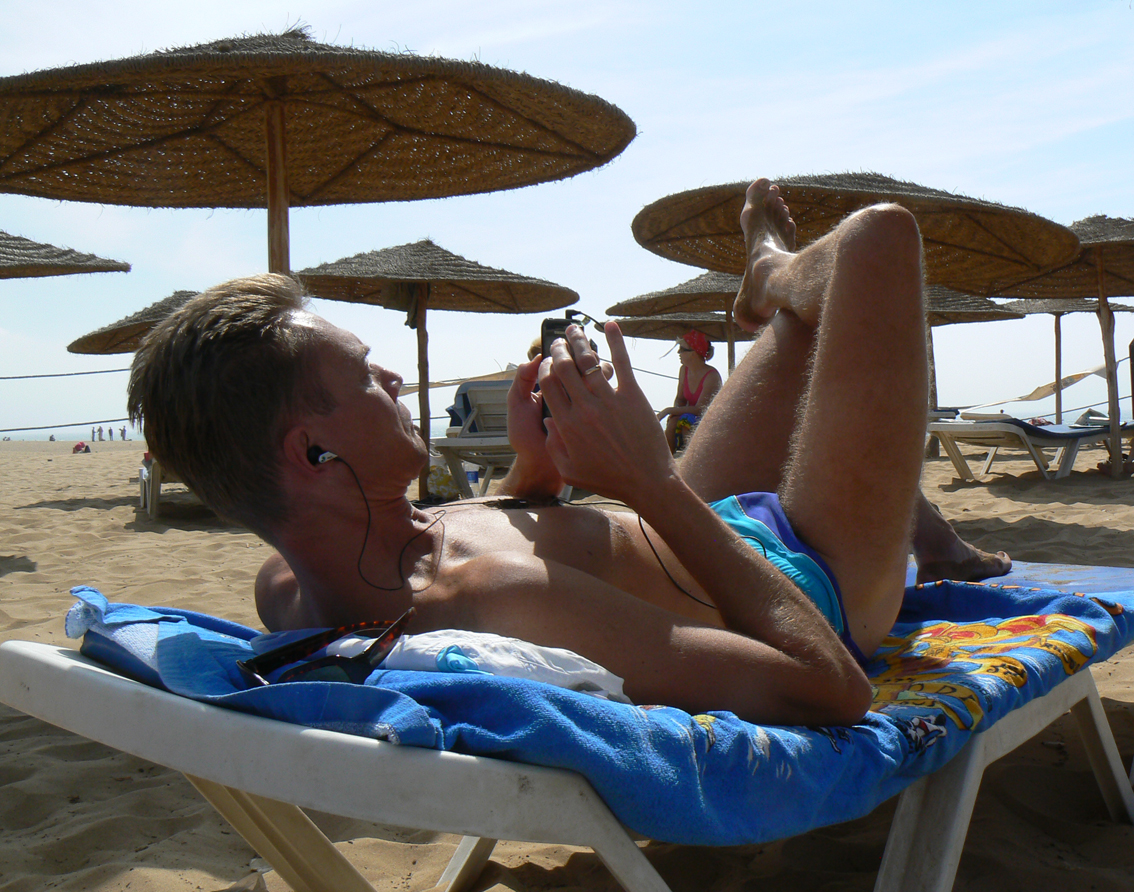Michał i jego telefon na plaży