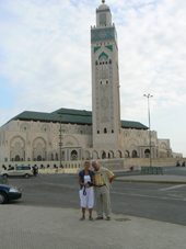 Przed meczetem Hassana II