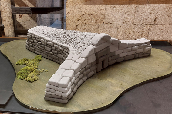 Cagliari, Muzeum Archeologiczne, makieta Grobu Gigantów