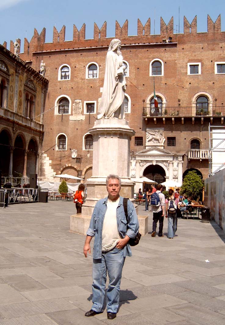 Werona, Maciek przed pomnikiem Dantego