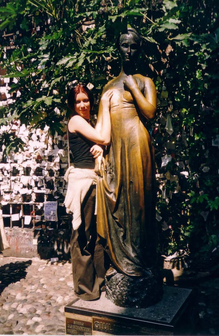 Werona, Asia przy pomniku Julii