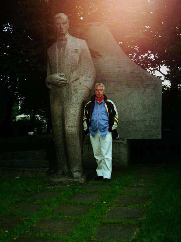 Maciek przy pomniku Szymanowskiego w Supsku