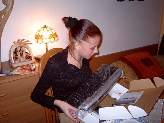 Asia dosta�a m.in. klawiatur� i myszk� bezprzewodow�...