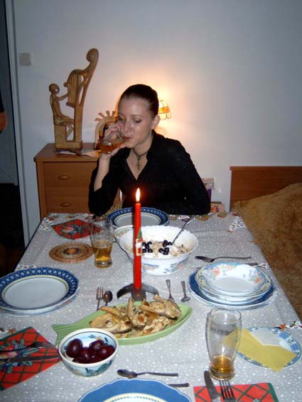 Po zupkach, a przed karpiem. Puste nakrycie z prawej wiadomo dla kogo...