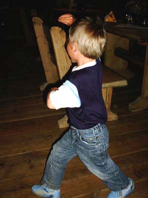 Szymek ta�cuje do muzyki goalskiej, 1 wrze�nia 2004