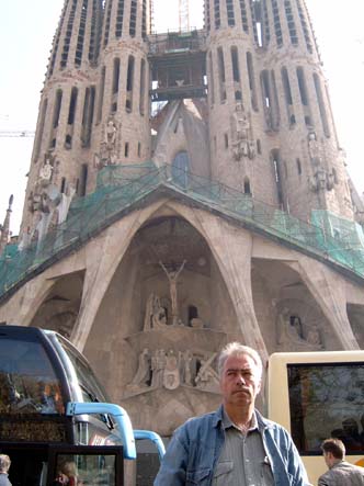 Przed kocioem Sagrada Familia Gaudiego w Barcelonie 3 maja 2005