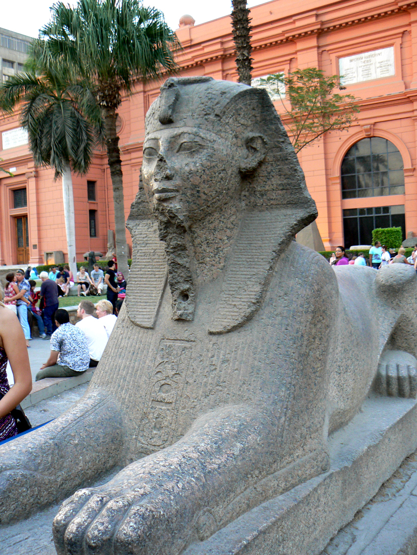 Sfinks prze Muzeum Egipskim w Kairze