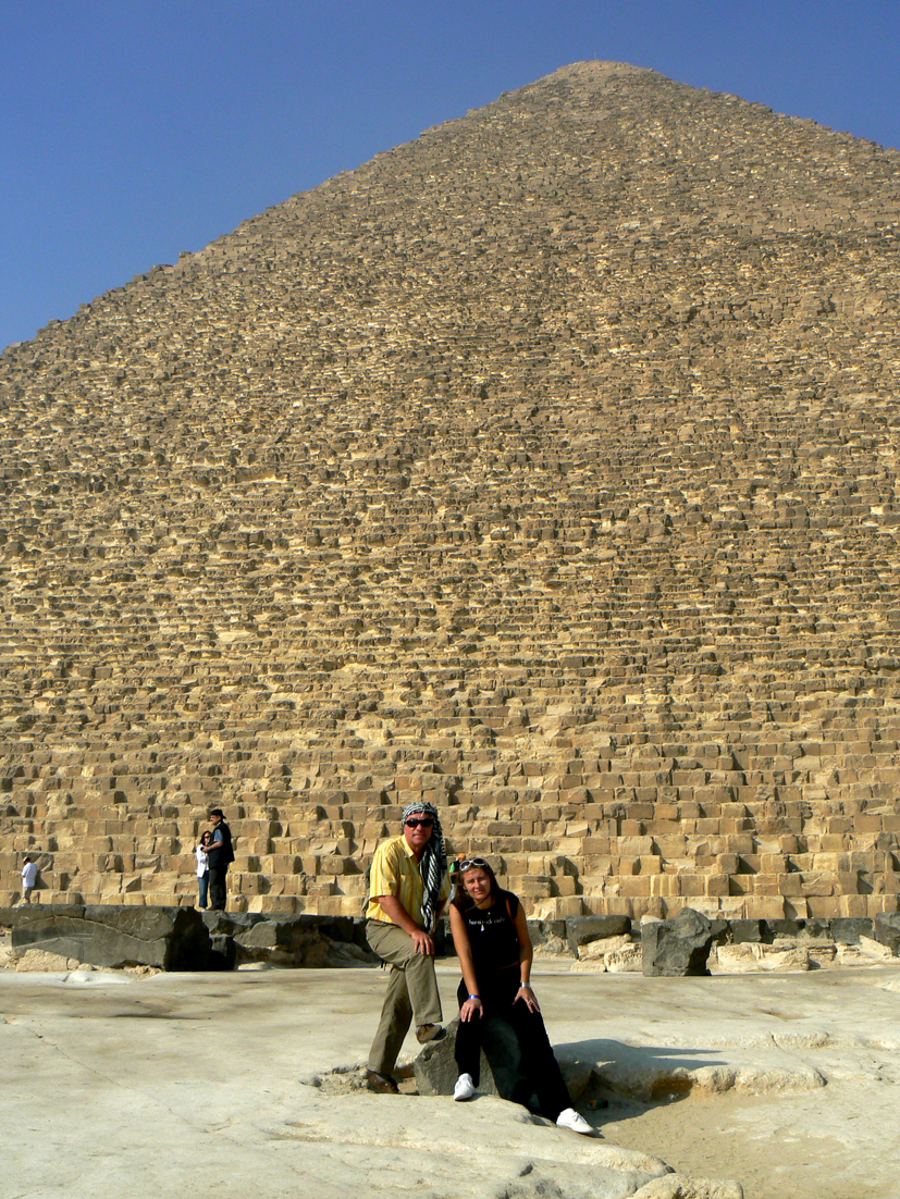 Renatka i  Maciek pod piramidą Cheopsa