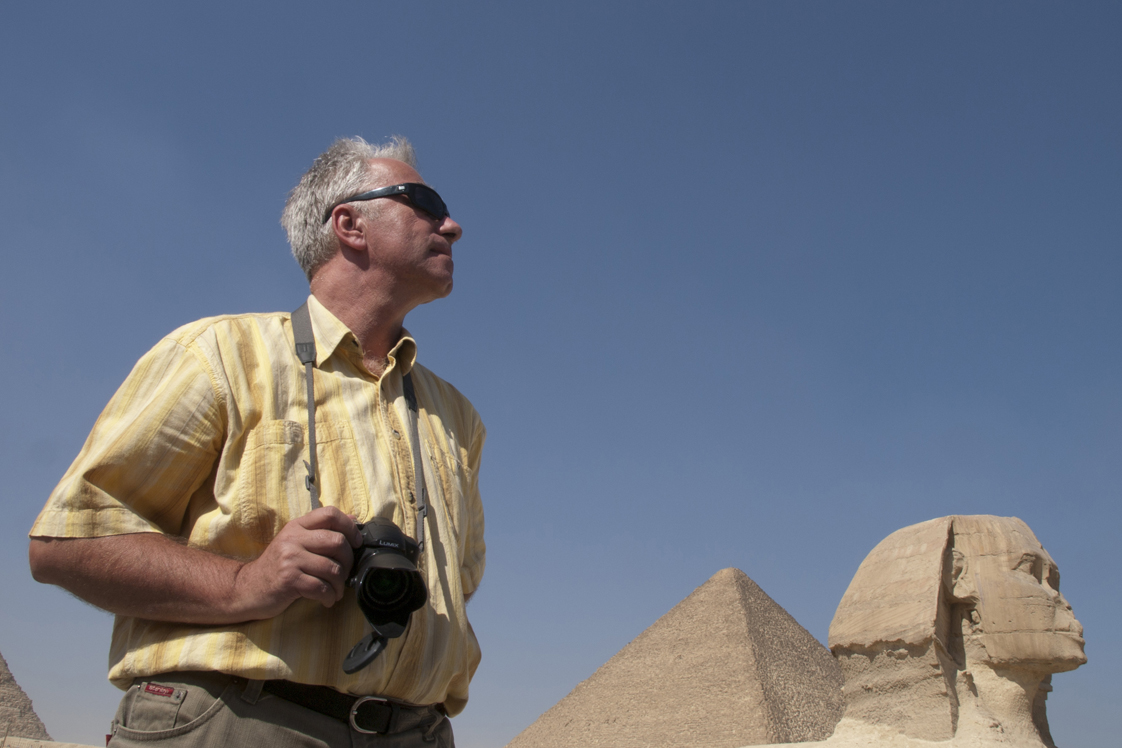 MP koło Sfinksa, w tle piramida Cheopsa