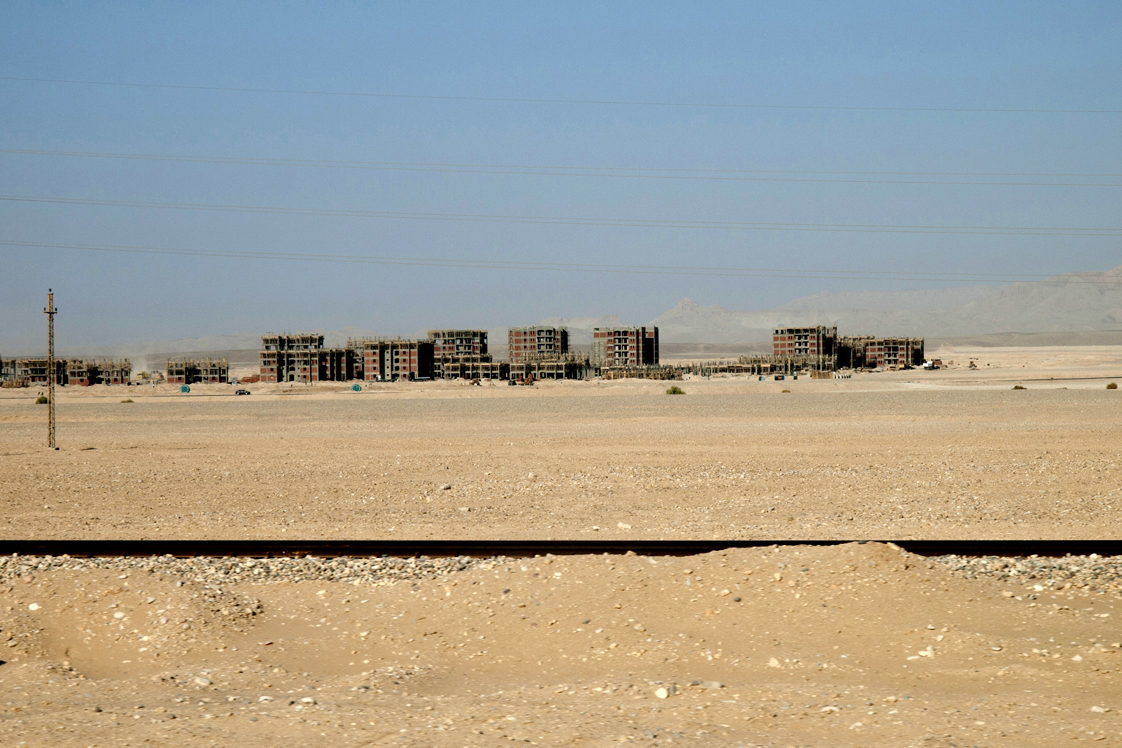 Bloki na pustyni, Qena. Ta czarna kreska to tory kolejowe