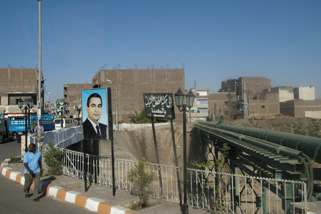 Qena. Na tym zdjęciu przedwyborczym prezydent Mubarak odmłodzony jest o jakieś 50 lat...