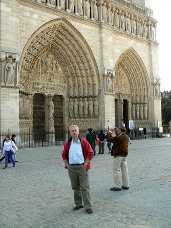 Przed Katedrą Notre-Dame