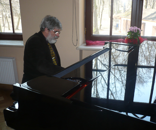 Zbyszek sprawdza jakość fortepianu