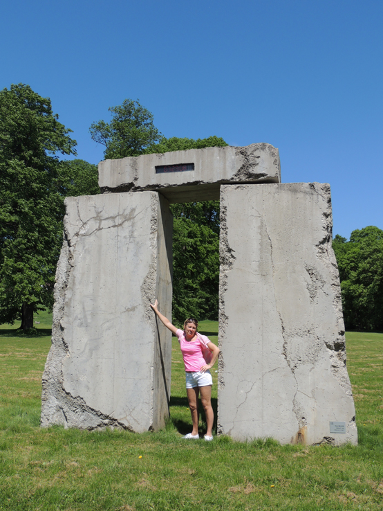 Strażki, park, Megalit