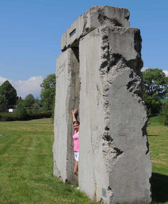 Strażki, park, Megalit