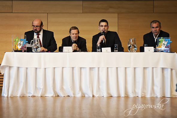 Prezydium konferencji - Jan Telensky, Mikulasz Argalacs, moderator Juraj Buranovsky, przewodniczący Pre Mesto Ondrej Kavka