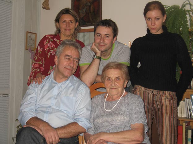 Zdjcie robi Micha Zarytkiwicz, 23-12-2006, Stoj od lewej: Lidka, Sergiusz, Asia. Siedz Maciek i Tala.