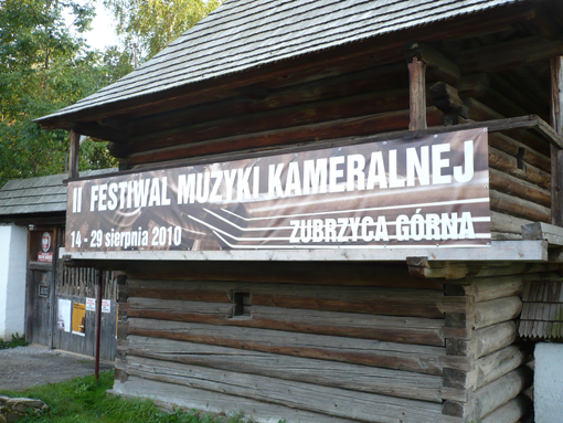 Reklama festiwalu przed Skansenem w Zubrzycy